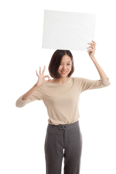 Joven mujer de negocios asiática muestran OK con blanco signo en blanco —  Fotos de Stock