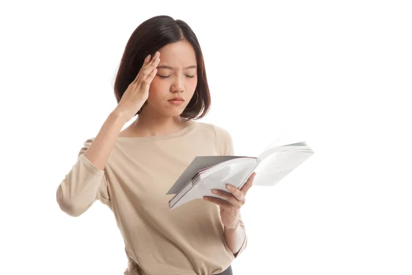 Unga asiatiska affärskvinna fick huvudvärk Läs en bok — Stockfoto