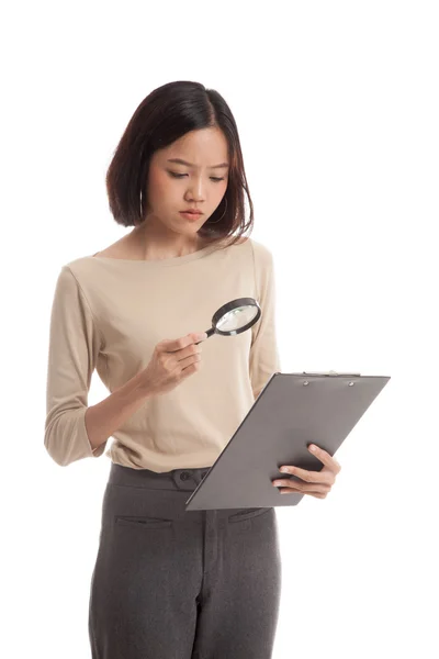 Jovem mulher de negócios asiática com uma lupa verificar relatório — Fotografia de Stock