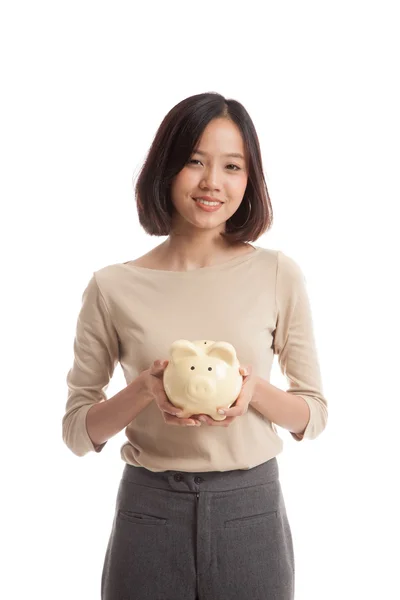 Joven mujer de negocios asiática con un banco de monedas de cerdo — Foto de Stock