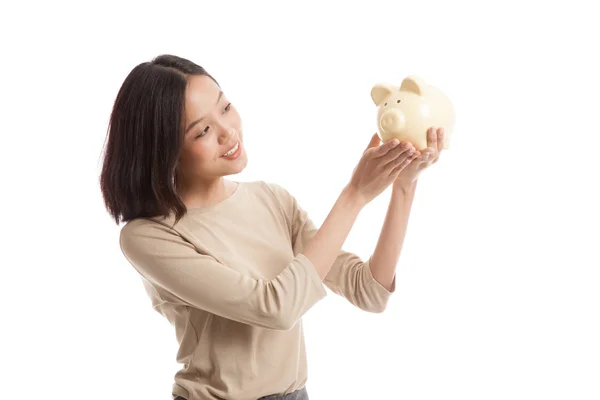 Joven mujer de negocios asiática con un banco de monedas de cerdo — Foto de Stock