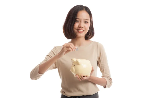 Mujer de negocios asiática con moneda y banco de moneda de cerdo — Foto de Stock