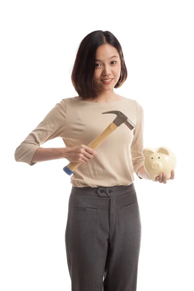 Mujer de negocios asiática con banco de moneda de cerdo y martillo — Foto de Stock