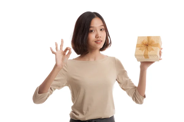 Joven mujer de negocios asiática muestran OK con una caja de regalo — Foto de Stock