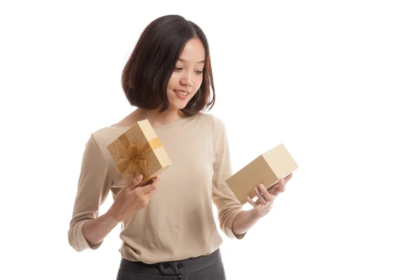 Joven mujer de negocios asiática abrir una caja de regalo —  Fotos de Stock
