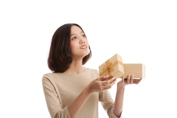 Young Asian business woman open a gift box — Stock Photo, Image