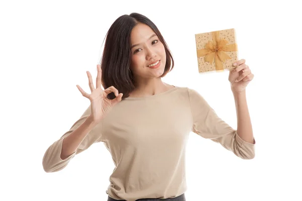 Joven mujer de negocios asiática muestran OK con una caja de regalo — Foto de Stock
