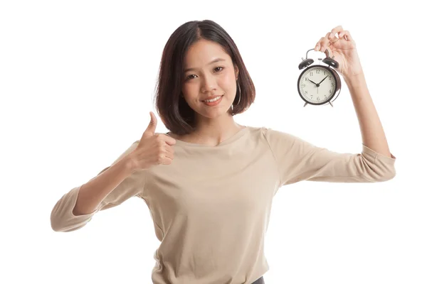 Młody azjatycki biznes kobieta Pokaż kciuki z zegarem — Zdjęcie stockowe