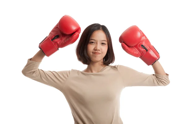 Jeune femme d'affaires asiatique avec des gants de boxe rouges — Photo