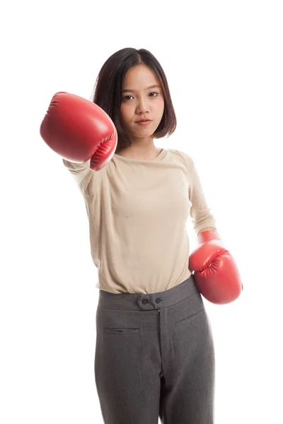 Joven mujer de negocios asiática con guantes de boxeo rojos — Foto de Stock