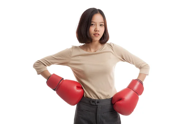 Joven mujer de negocios asiática con guantes de boxeo rojos — Foto de Stock