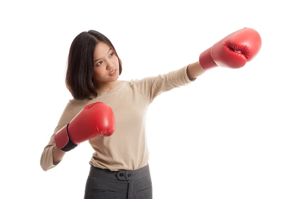 젊은 아시아 비즈니스 여자 빨간 권투 장갑 — 스톡 사진