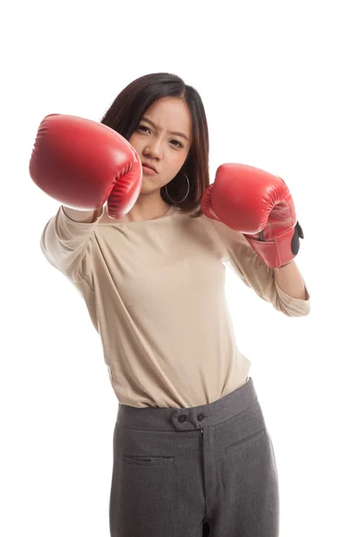 Jovem mulher de negócios asiática com luvas de boxe vermelho — Fotografia de Stock