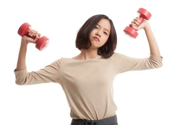 Erschöpfte asiatische Geschäftsfrau mit Hanteln — Stockfoto