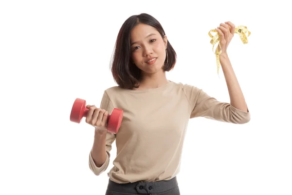 Saludable mujer de negocios asiática con mancuernas y cinta métrica — Foto de Stock