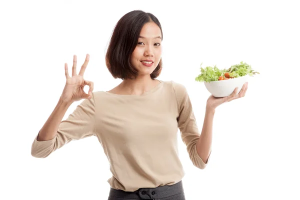 Zdrowy azjatycki biznes kobieta Pokaż Ok z sałatką — Zdjęcie stockowe