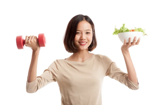Здоровая азиатская деловая женщина с гантелями и салатом — стоковое фото