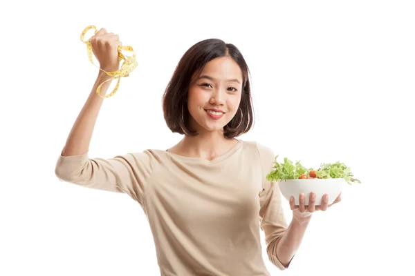 Здоровая азиатская деловая женщина с измерительной лентой и салатом — стоковое фото