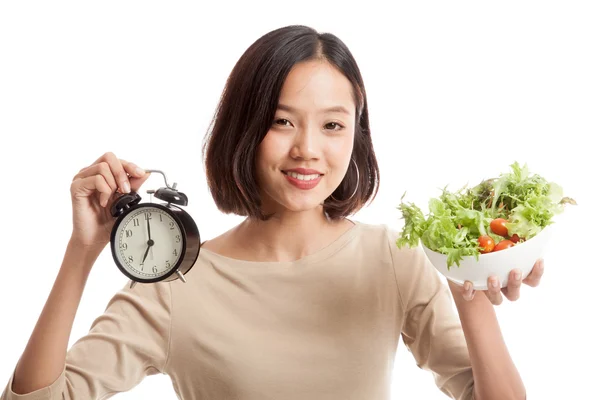 Joven mujer de negocios asiática con reloj y ensalada —  Fotos de Stock