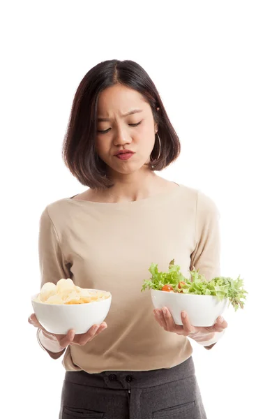 Joven mujer de negocios asiática con papas fritas y ensalada —  Fotos de Stock