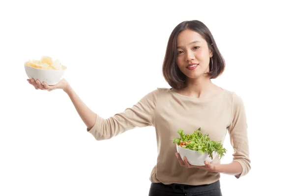 Tineri asiatice femeie de afaceri cu chips-uri de cartofi și salată — Fotografie, imagine de stoc
