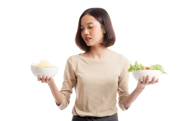 Jeune femme d'affaires asiatique avec croustilles et salade — Photo