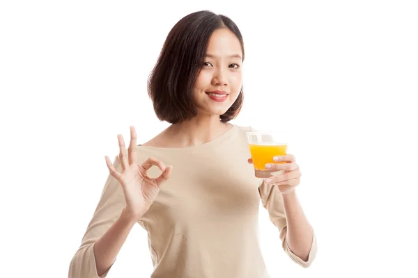 Junge asiatische Frau trinken Orangensaft zeigen ok Zeichen — Stockfoto