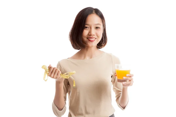 Mujer asiática beber jugo de naranja celebrar cinta métrica — Foto de Stock