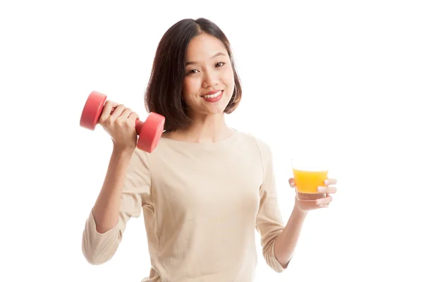 年轻的亚裔女子和哑铃喝桔子汁 — 图库照片