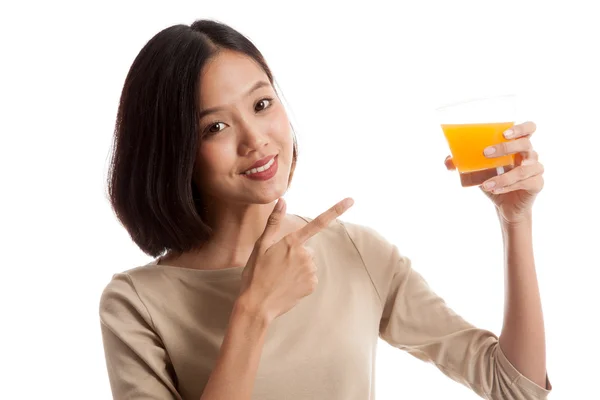 Joven asiática mujer punto a naranja jugo — Foto de Stock