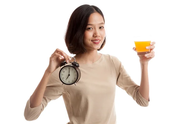 Ασιατική γυναίκα με ένα ρολόι ποτό χυμό πορτοκάλι — Φωτογραφία Αρχείου