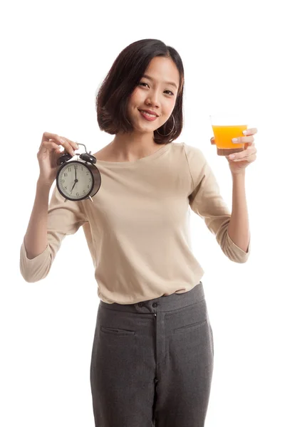 Mujer asiática con un reloj beber jugo de naranja —  Fotos de Stock