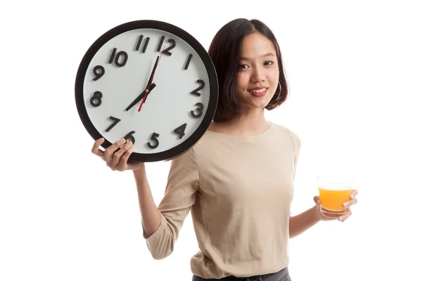 Asiatische Frau mit einer Uhr trinken Orangensaft — Stockfoto