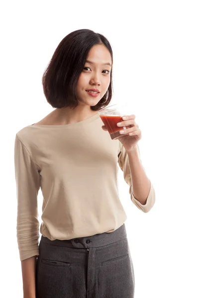 Joven mujer de negocios asiática beber jugo de tomate —  Fotos de Stock