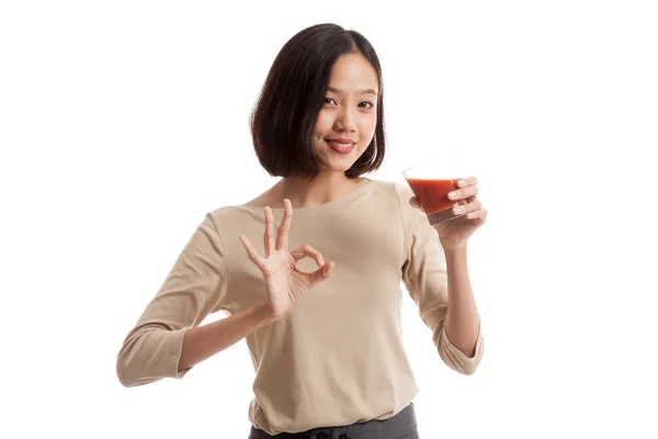 Joven mujer de negocios asiática show OK con jugo de tomate — Foto de Stock