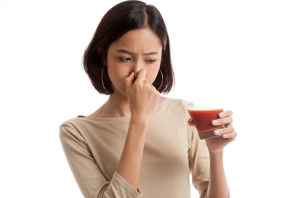 Jovem mulher de negócios asiática odeia suco de tomate — Fotografia de Stock