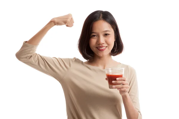 Forte donna asiatica sana con succo di pomodoro — Foto Stock