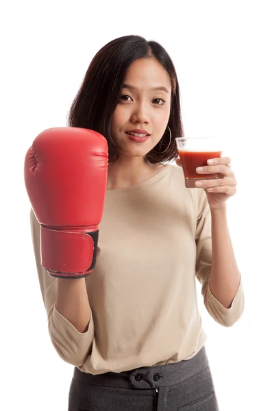 Giovane donna d'affari asiatica con succo di pomodoro e guanto da boxe — Foto Stock