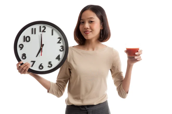 Joven mujer de negocios asiática con jugo de tomate y reloj — Foto de Stock