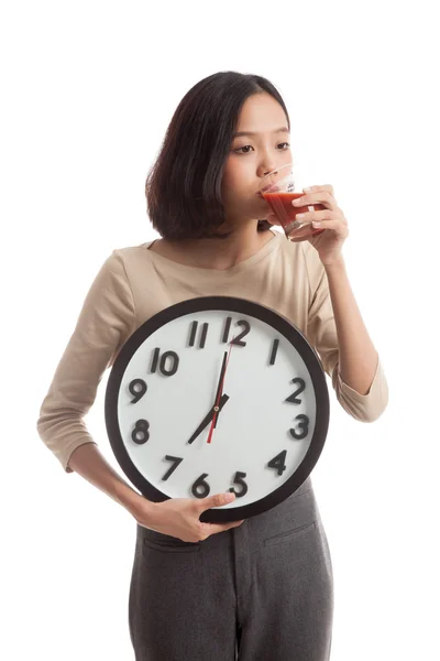 トマト ジュースと時計の若いアジア ビジネス女性 — ストック写真