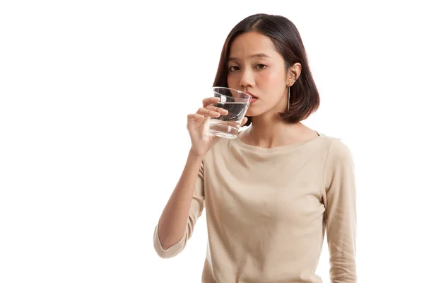 Junge asiatische Frau mit einem Glas Trinkwasser — Stockfoto