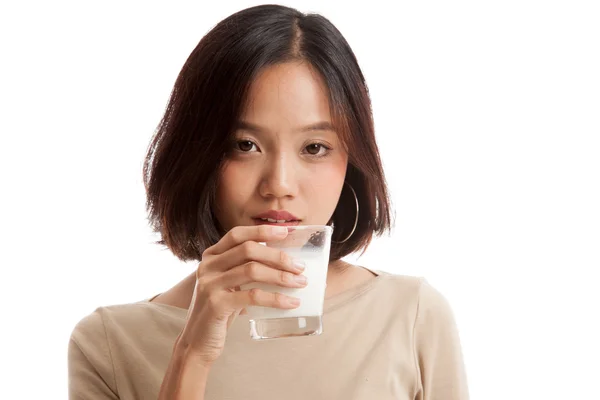 Gesunde asiatische Frau trinkt ein Glas Milch — Stockfoto