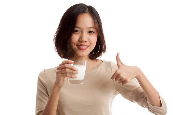 Saludable mujer asiática bebiendo un vaso de leche pulgares arriba — Foto de Stock