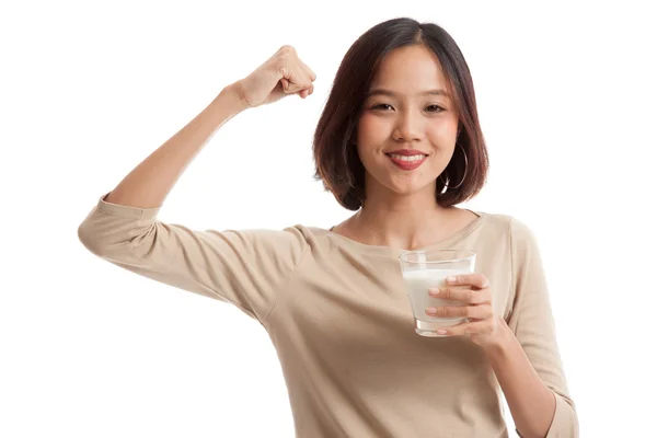 Gesunde asiatische Frau trinkt ein Glas Milch — Stockfoto