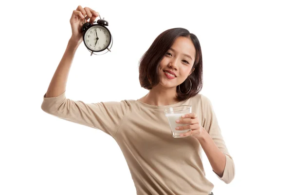 Femme asiatique en bonne santé boire verre de lait tenir horloge — Photo