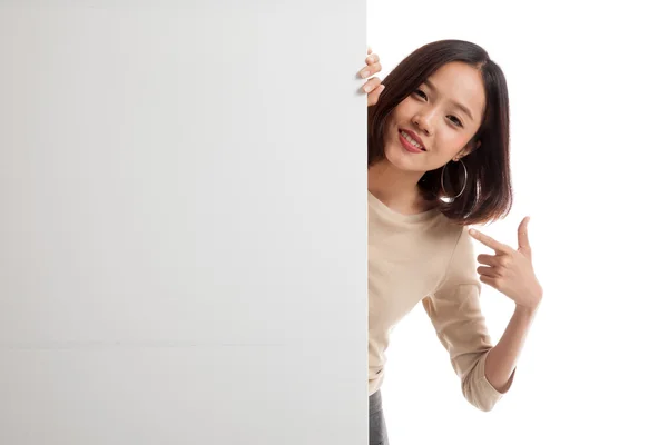 Jovem mulher asiática apontar para um sinal em branco — Fotografia de Stock