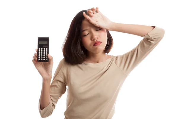 Азиатская деловая женщина получила головную боль с калькулятором — стоковое фото