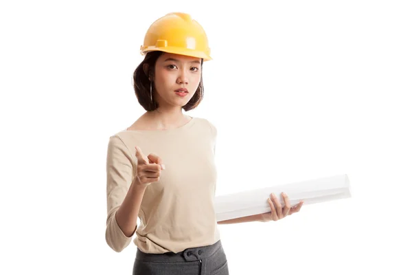 Aziatische ingenieur woman wijzend met blauwdrukken — Stockfoto