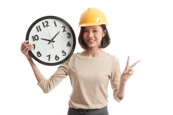 Asiatico ingegnere donna spettacolo vittoria segno con un orologio — Foto Stock