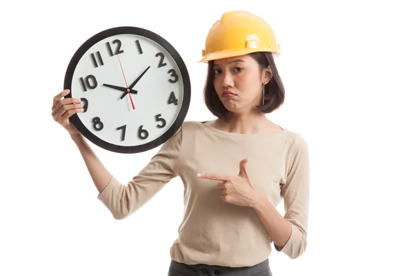 Asiatiska ingenjör kvinna i dåligt humör med en klocka — Stockfoto